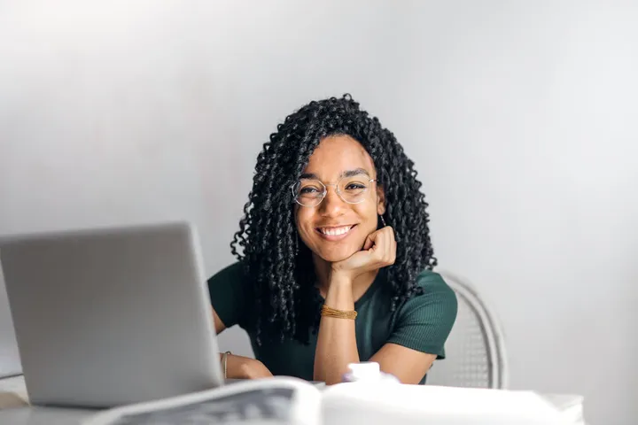 Student joining a live online Chinese class from a laptop